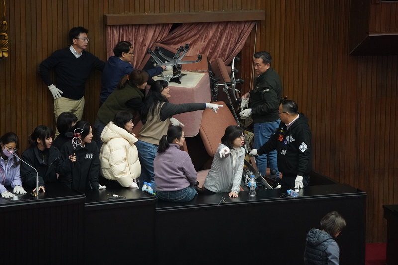 立法院會20日預計處理選罷法、憲法訴訟法及財劃法修正草案等案，民進黨立委上午占據議場，堆置座椅堵住每一個通道入口。圖／ 中央社