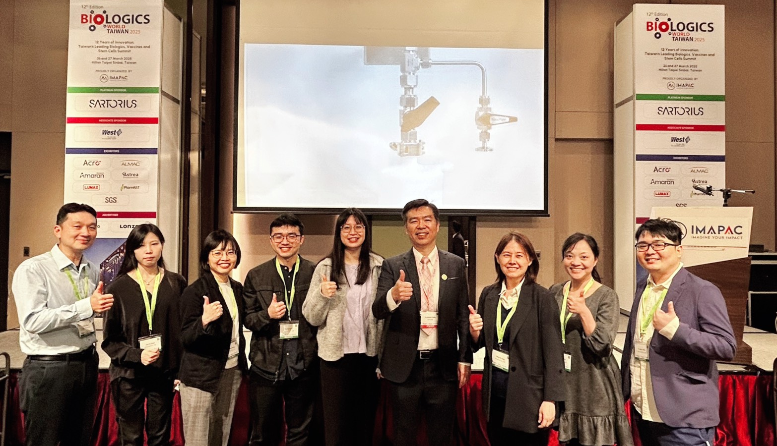 「第12屆台灣生物製劑世界年會」（Biologics World Taiwan 2025）樂迦再生科技執行長張裕享（右4）與樂迦團隊共襄盛舉。圖／三顧股份有限公司提供