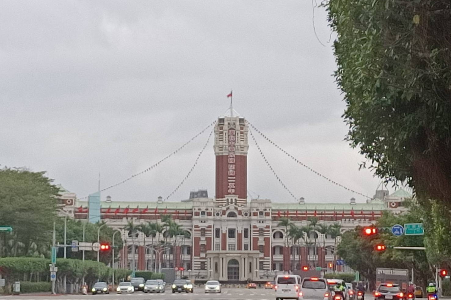 總統府在25日行憲紀念日這一天也沒有掛任何相關看板。主建築上寫的是「慶祝中華民國開國一一五年」。圖/記者簡立欣攝