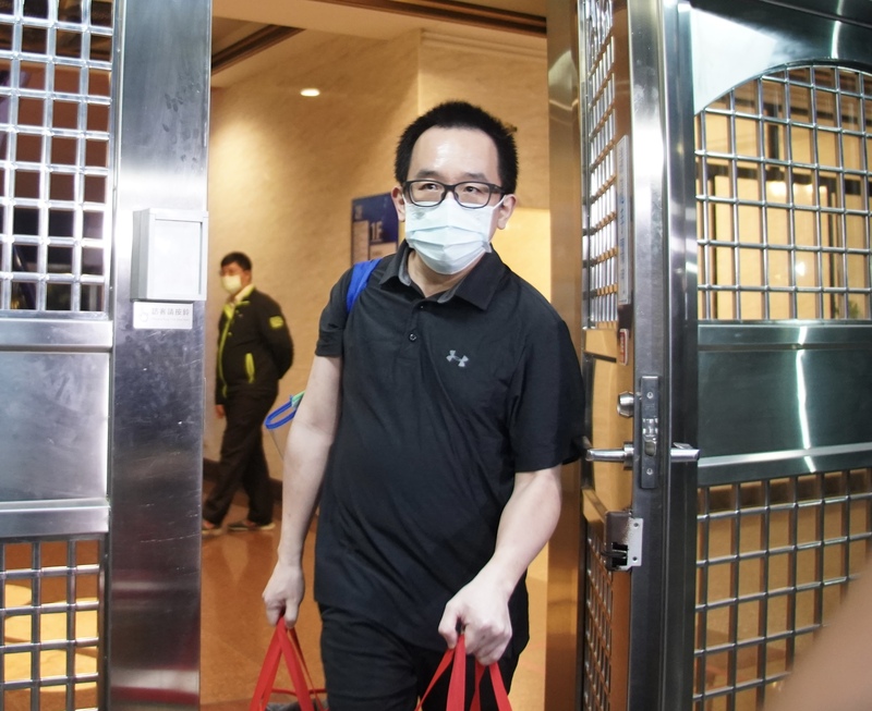 陳致中（中）因犯洗錢、偽證等罪合併執行刑1年2月，在高雄二監服刑中，6日獲台灣高等法院裁准假釋中付保護管束，晚間他手拿2袋書籍步出監獄離去。圖/中央社