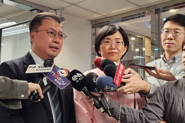 爭取出戰新北市長　蘇巧慧赴黨中央遞交「參選意願表」