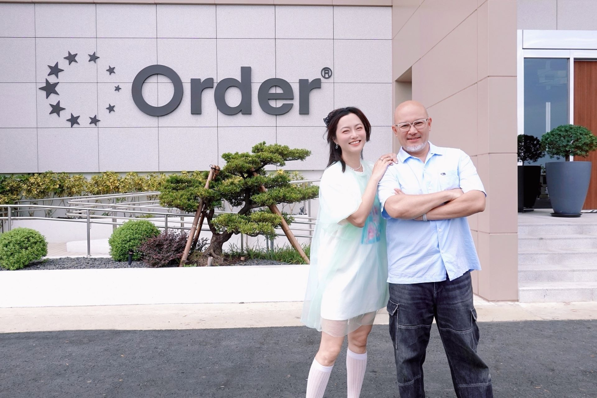 【有片】趙小僑、劉亮佐驚喜現身　化身「一日店長」　 直擊歐德國際物流中心　 開箱沉浸式居家與智慧工廠