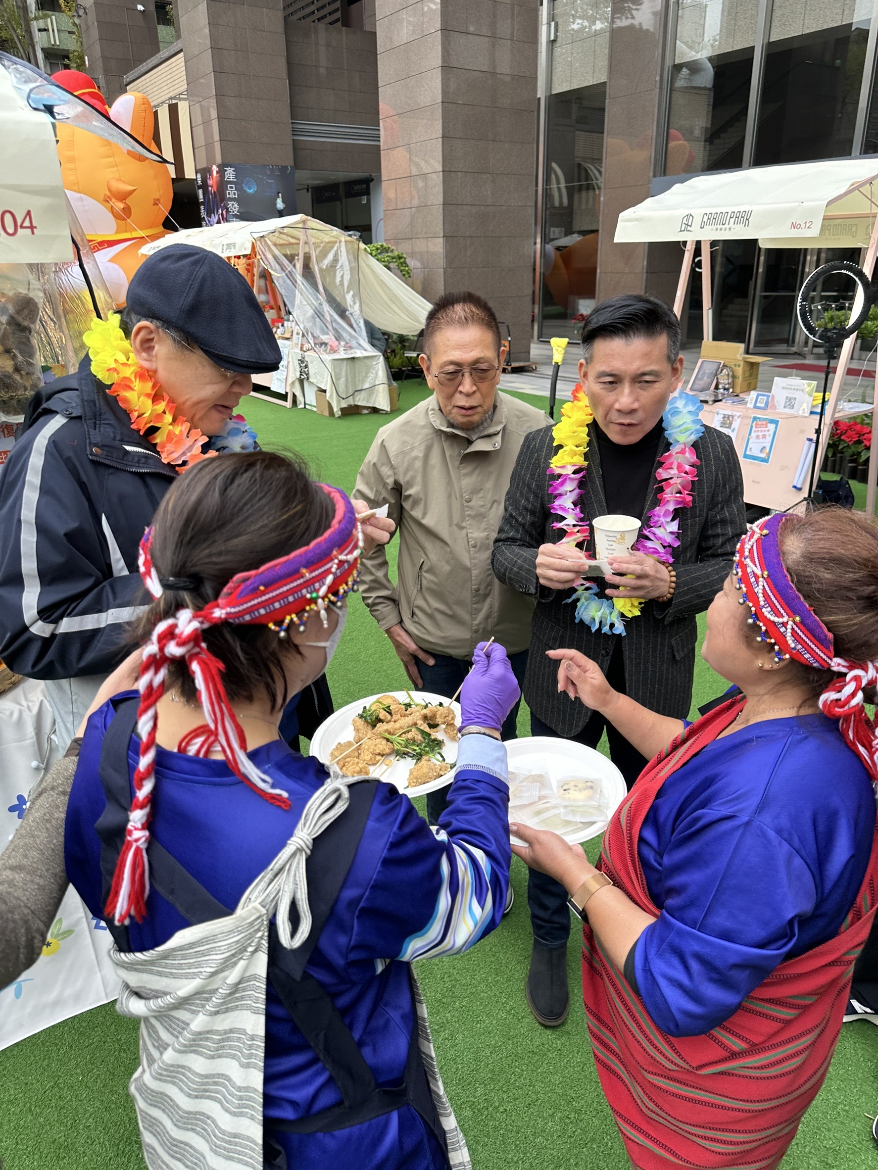 桃園市原住民商家首次參與外縣市銷售活動，帶來傳統特色美食、很受民眾歡迎。圖／記者林逸弘攝