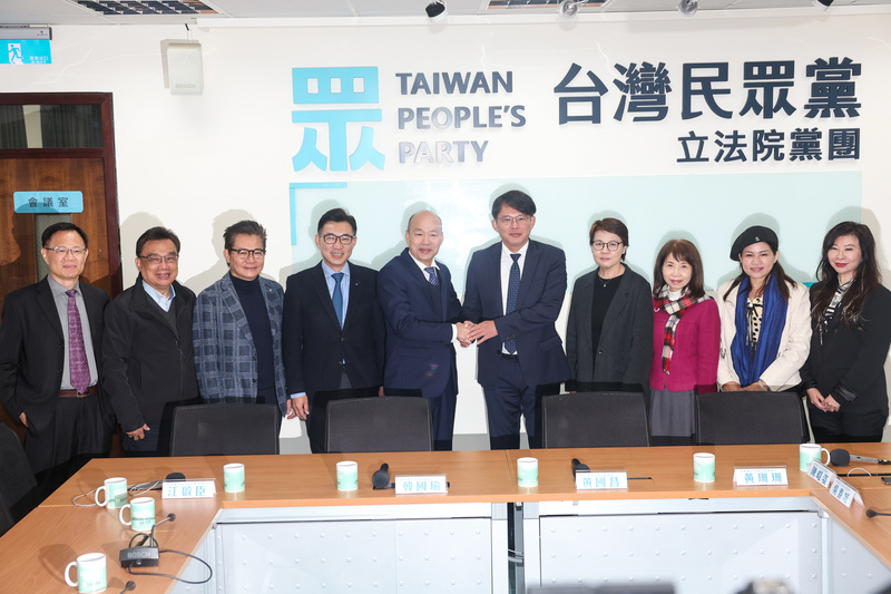 國民黨競選立院正副院長的韓國瑜、江啟臣上午9點拜會民眾黨8立委尋求支持。圖／中央社