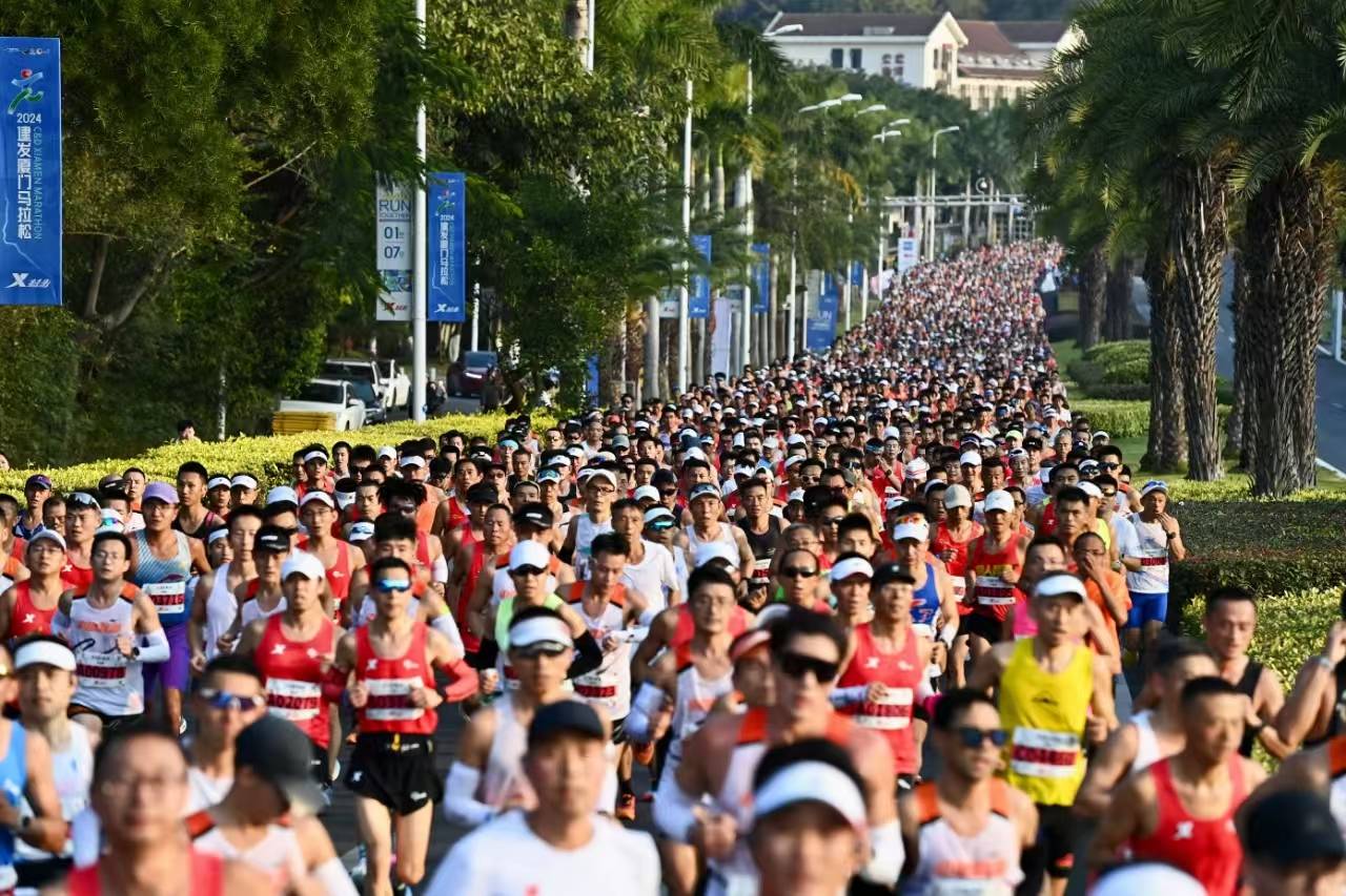 1月7日,2024廈門馬拉松賽鳴槍開跑。這是今年世界田徑聯合會全球第一場白金標馬拉松賽事,共有3萬人參賽。 圖/中新社記者王東明 攝