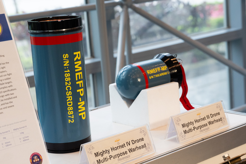 中科院展現可供勁蜂3型及4型無人機所使用的多用途彈頭。圖/中央社