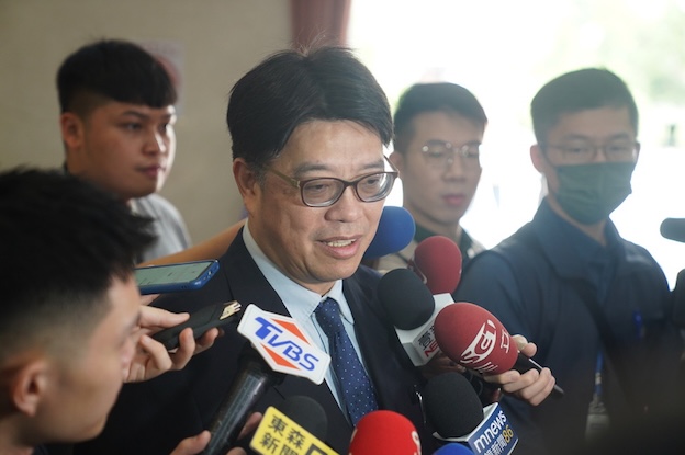 陸委會主委邱垂正（中）22日說，民眾赴大陸港澳前，請先到陸委會的動態系統登錄，此屬於鼓勵性的。圖／中央社檔案照片