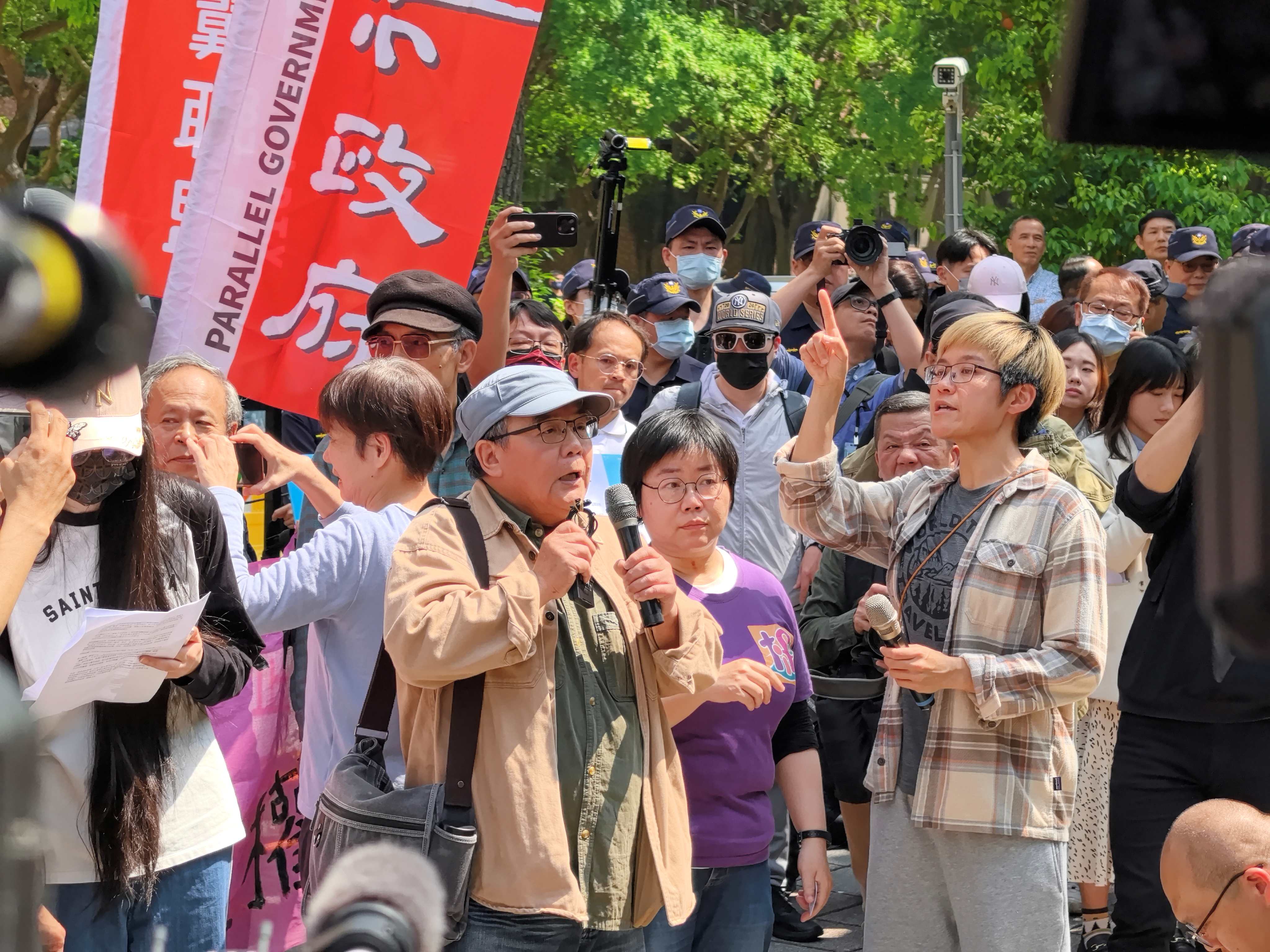 平行政府林深靖(戴藍帽者)25日聲援陸配亞亞。圖記者孫係繁攝