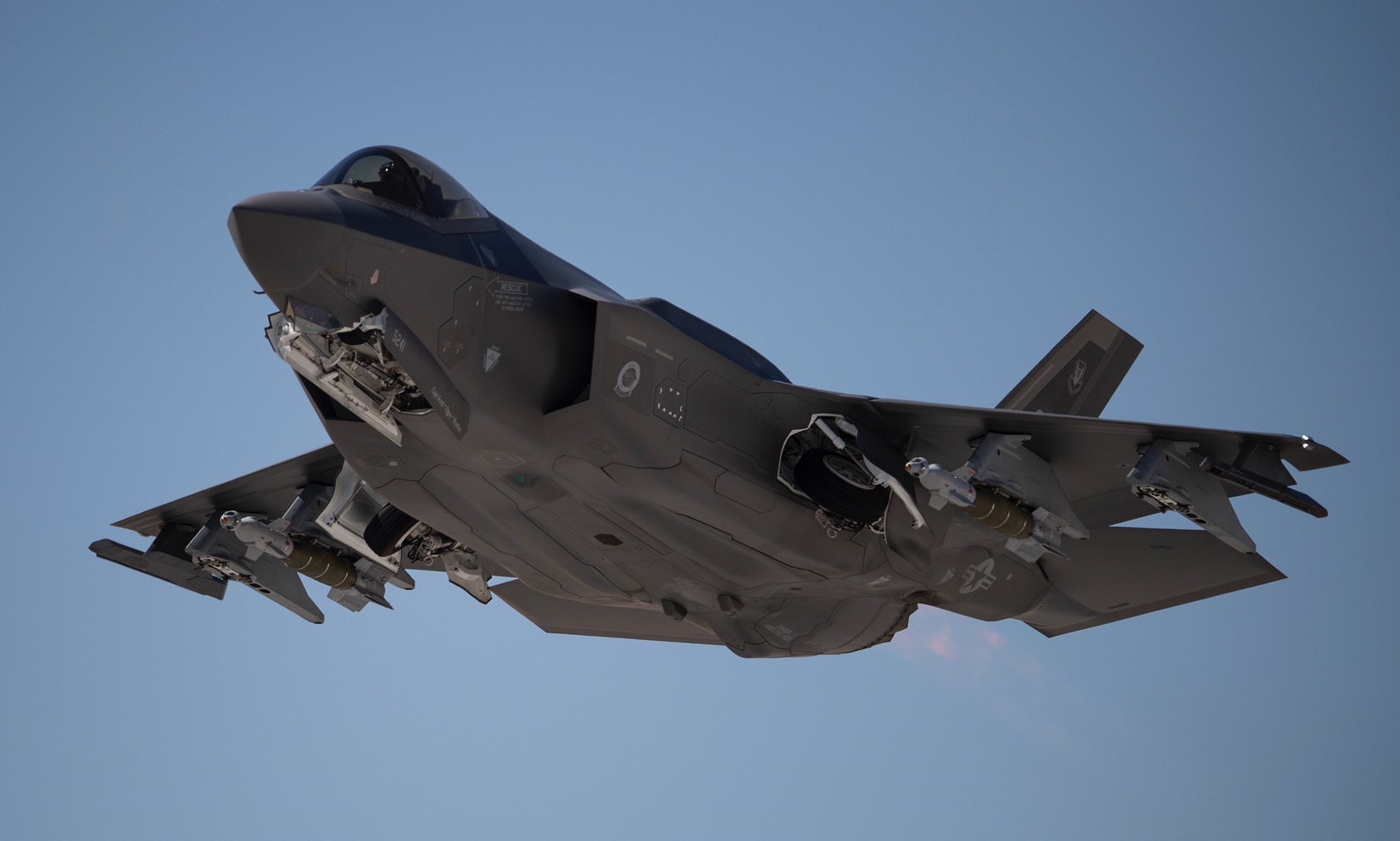 一架美軍F-35 測試GBU-49炸彈的能力。圖/取自美國空軍官網