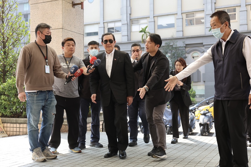 針對陸生團來台言論爭議，內政部移民署10日下午邀前總統馬英九（前中，墨鏡者）到署說明。圖/中央社