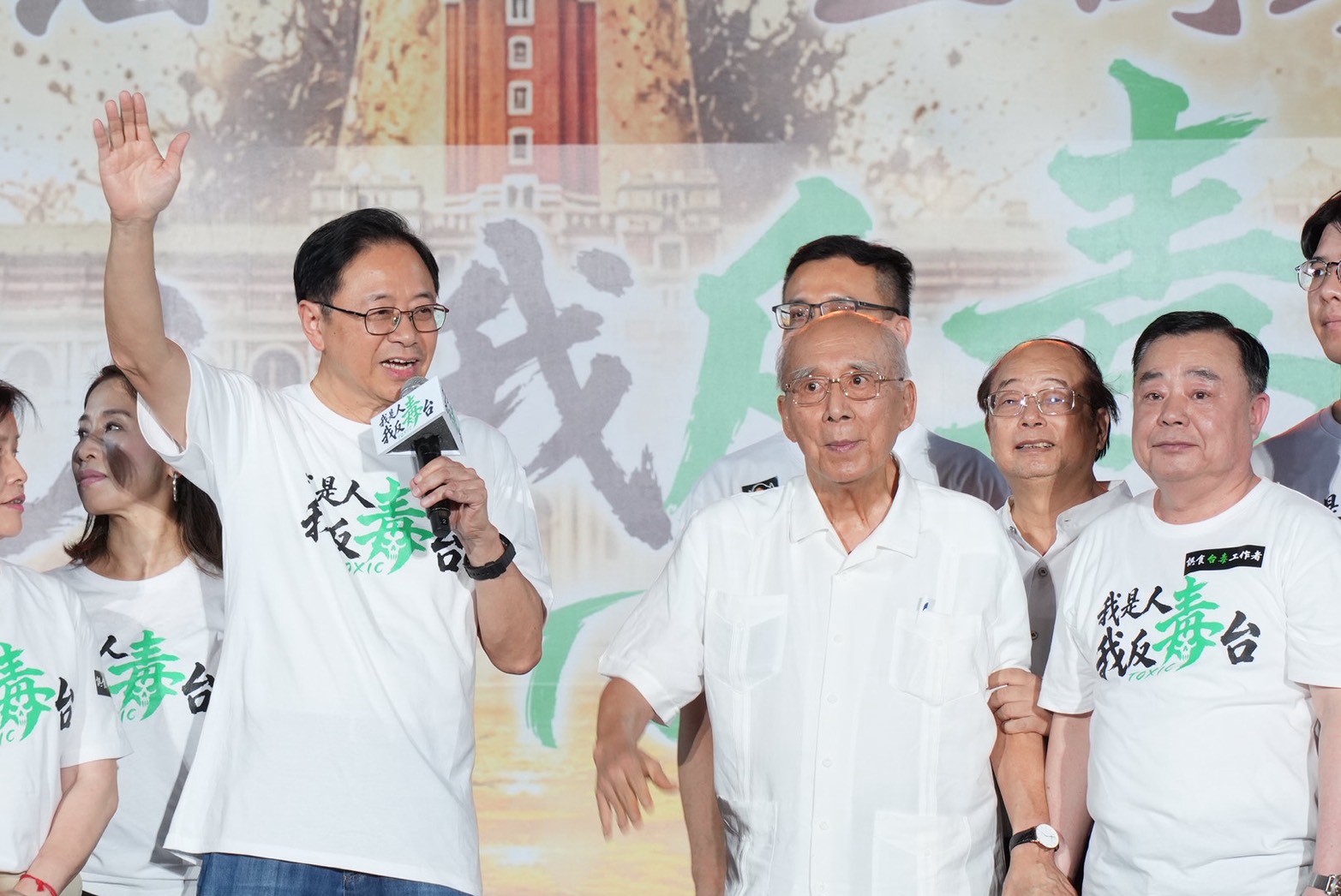 桃園市長張善政(左)與國民黨前主席吳伯雄(右)同台宣講反毒油。圖/記者陳思豪攝