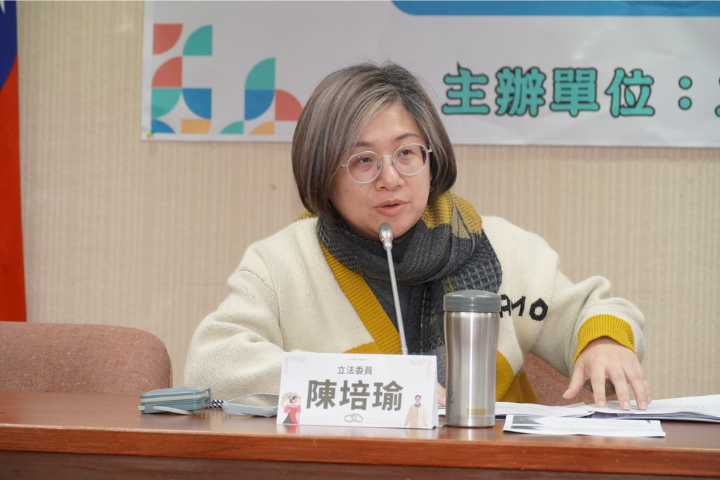立法院長韓國瑜因一句「通知民進黨的一龍二鳳趕快來現場吧」，遭民進黨立院黨團書記長陳培瑜抗議「物化女性」。圖／取自陳培瑜臉書