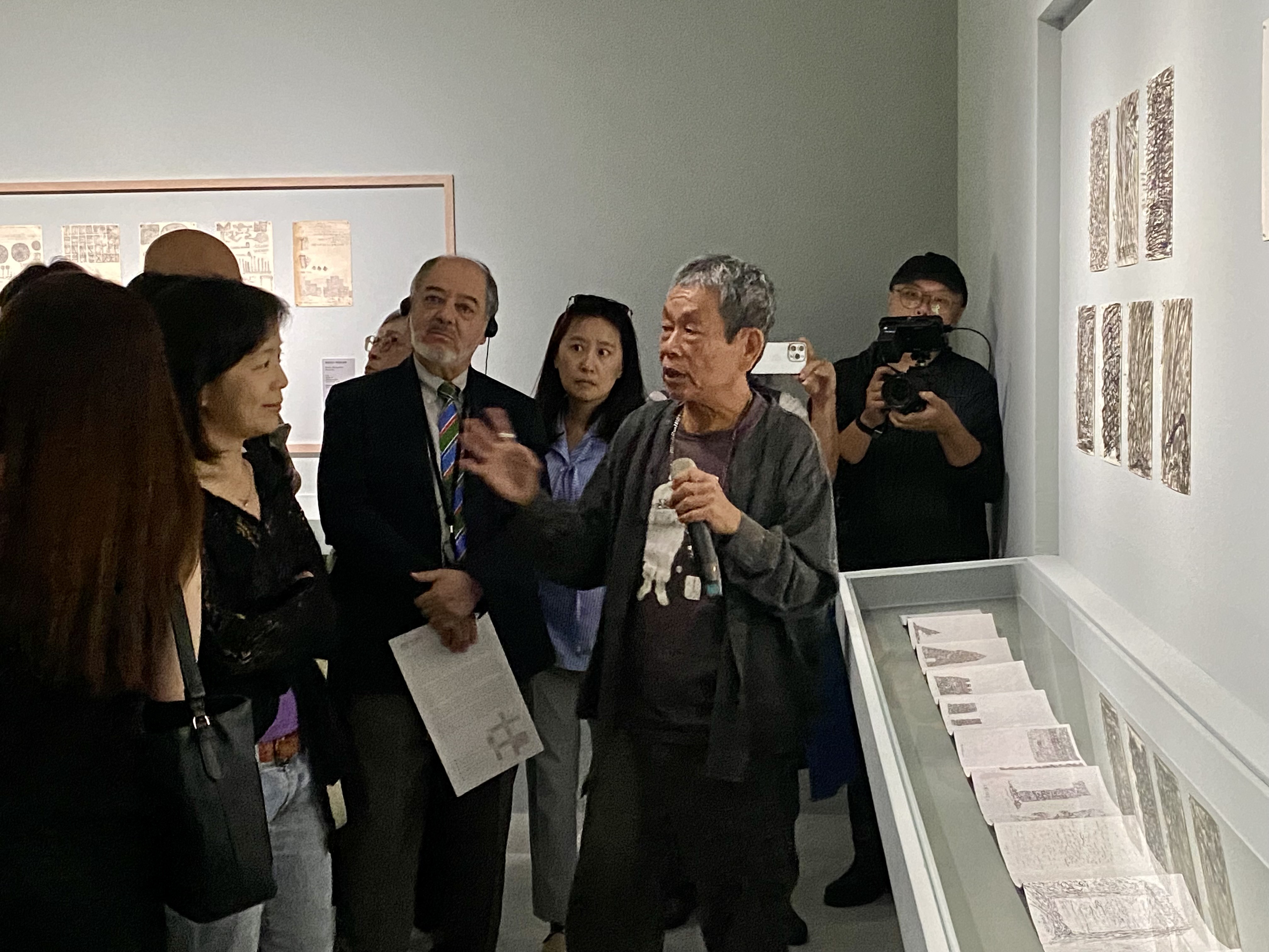 「溺浮沉洄：許雨仁回顧展」北美館登場，藝術家許雨仁正在解說作品。圖/田瑜萍攝