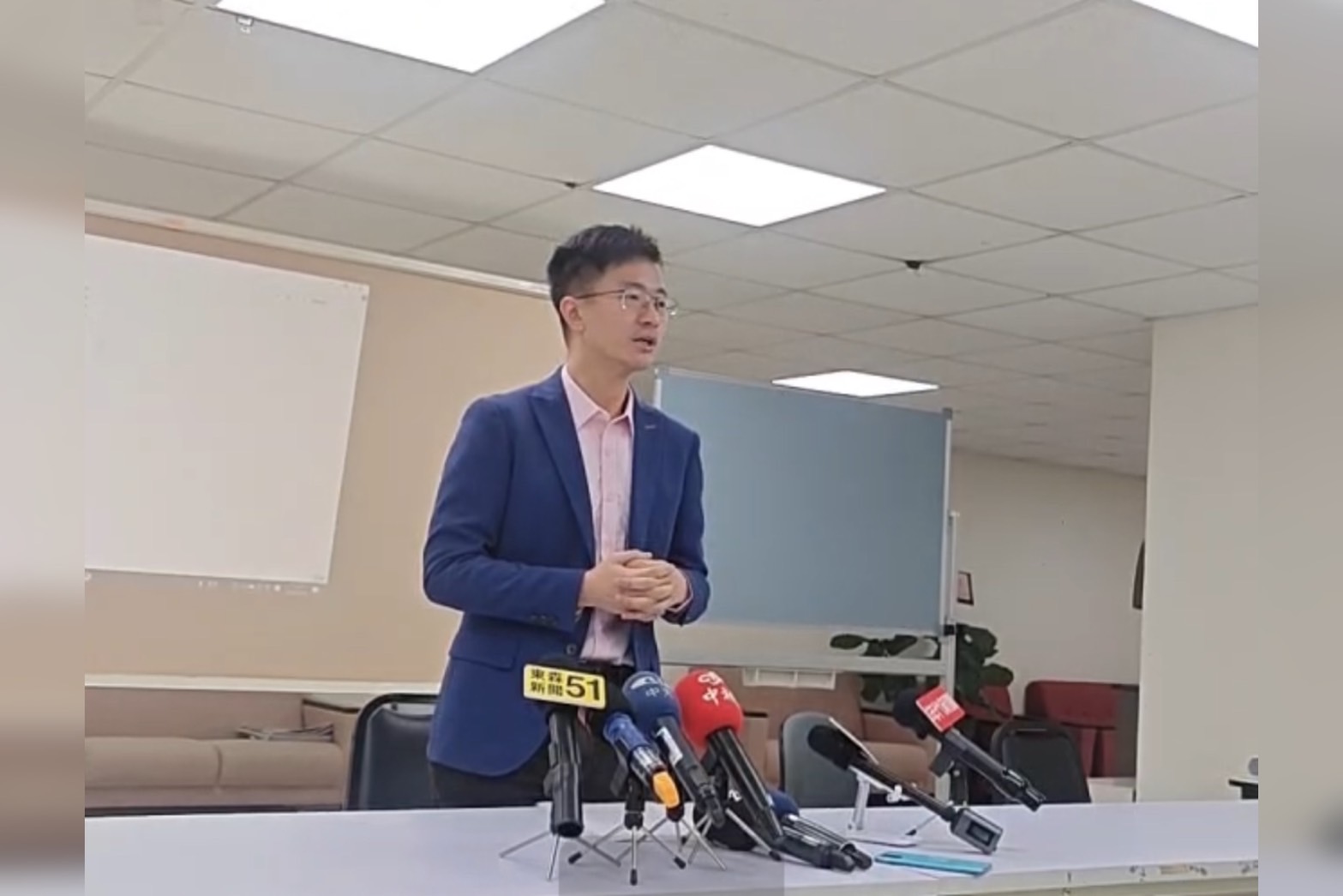 新黨台北市議員侯漢廷在臉書上貼出錄音檔並指控民進黨立委沈伯洋創立的黑熊學院受境外勢力資助。圖／取自侯漢廷臉書