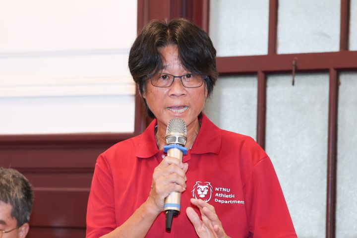 台師大決議，解聘女足教練周台英，且4年不得聘任為教師。圖為周台英19日出席記者會，她向受害學生道歉。圖/中央社
