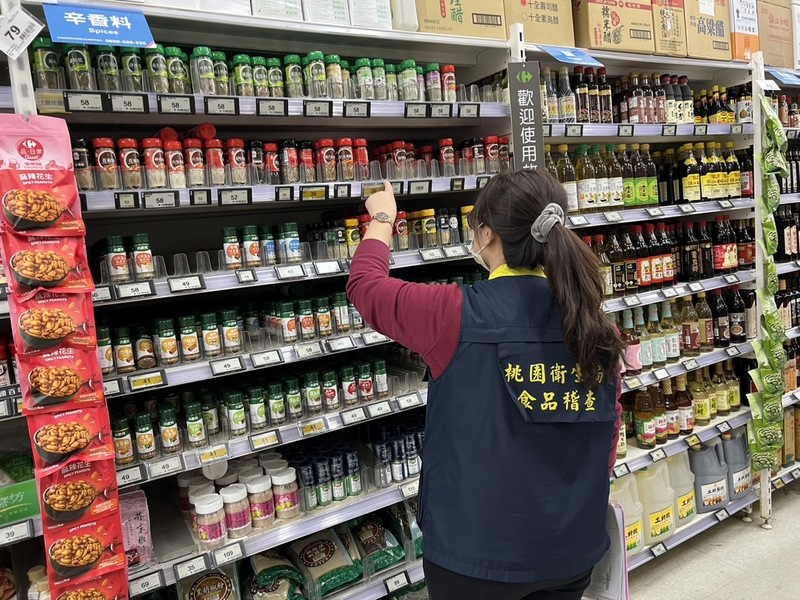 全台大稽查！桃園市衛生局接獲通知含致癌物蘇丹紅辣椒粉製成咖哩粉，販售至桃園市3家業者，已派員追查流向，並通知業者下架勿販售。 （桃市衛生局提供） 圖／中央社