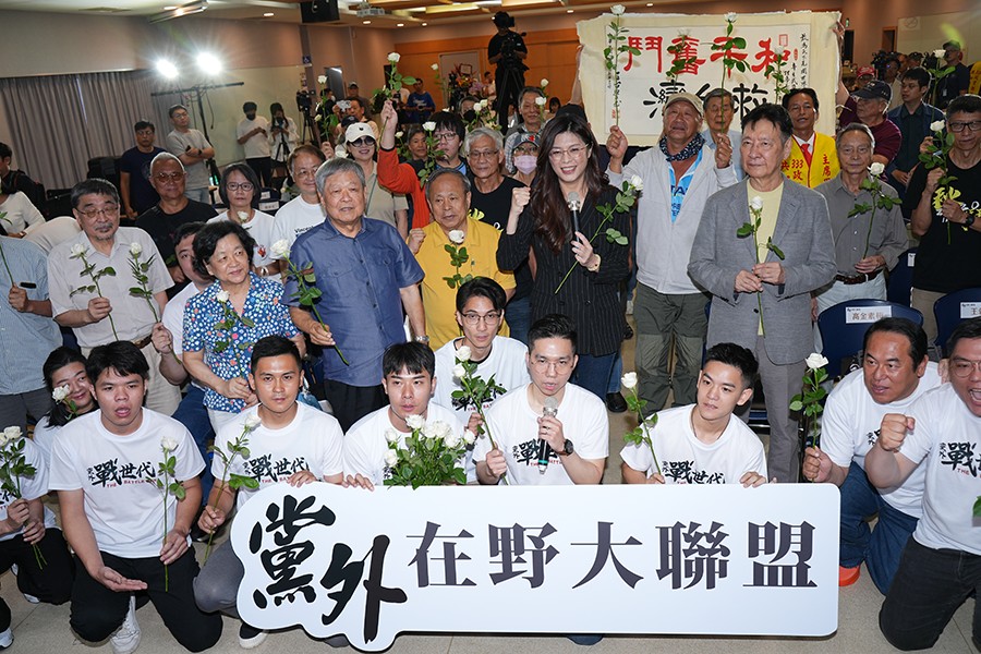 「黨外在野大聯盟」集結反綠陣營政媒學界人士，與會來賓也持白玫瑰象徵反法西斯高壓統治。圖/記者陳卡文攝