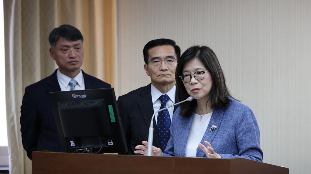 海委會主委管碧玲21日表示，必須編列足夠的公務預算，以便進行24小時的海防監測。圖/中央社