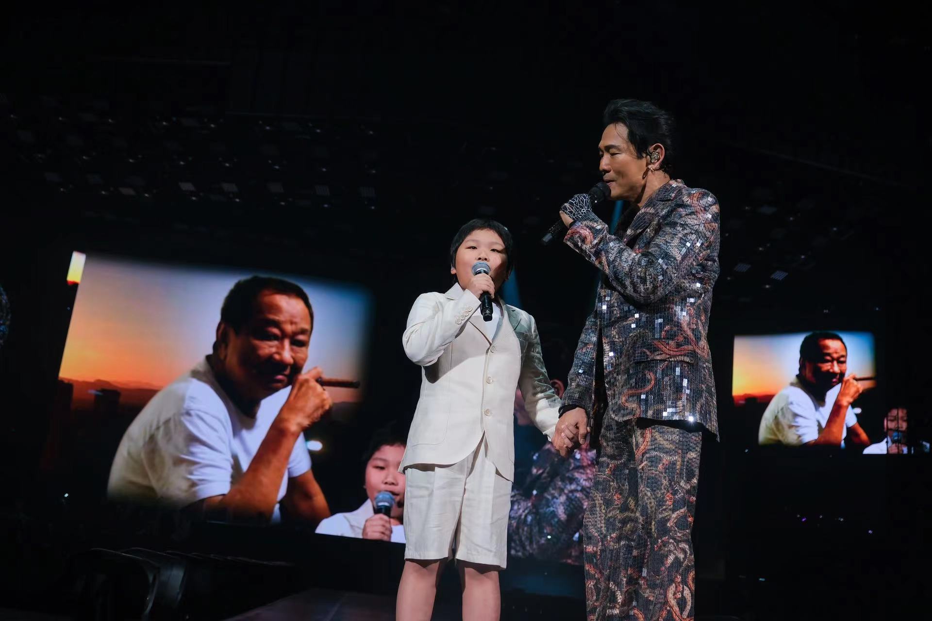 杜德偉帶兒子AJ與亡父三代對唱，氣氛感人。圖/小金鹿娛樂提供
