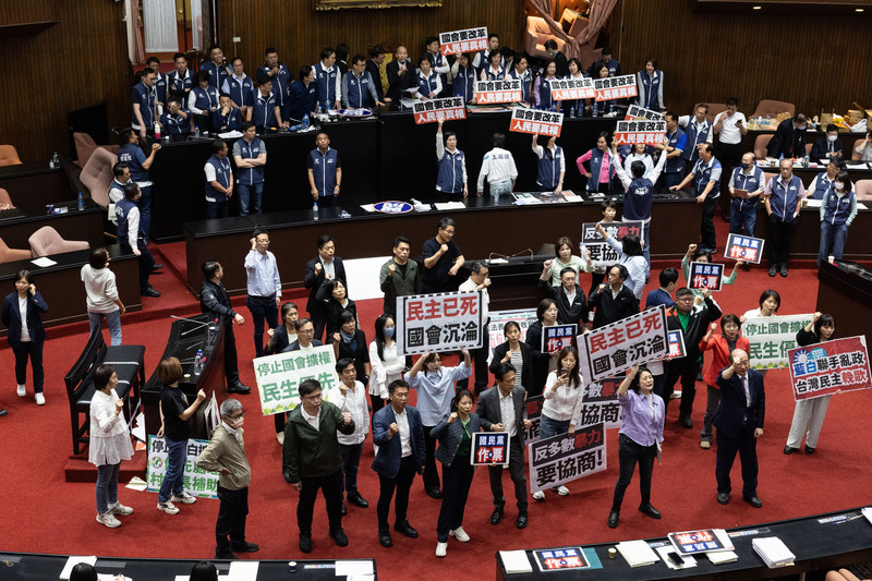 17日處理國會改革法案朝野衝突不斷，國民黨持續審議相關法條至午夜，立法院長韓國瑜宣布休息、21日再議，民進黨立法院黨團則持寫有「民主已死」等標語的手舉牌在台下高喊口號。圖／ 中央社