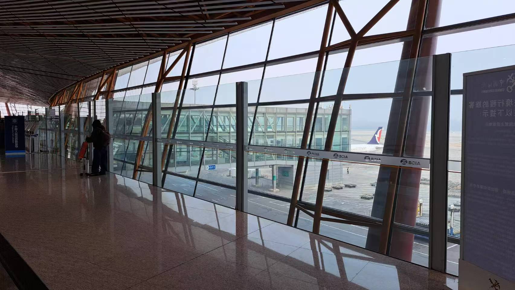 3月1日下午4時左右，北京首都機場的旅客通道僅有一批來自台北的旅客。圖/宋秉忠攝