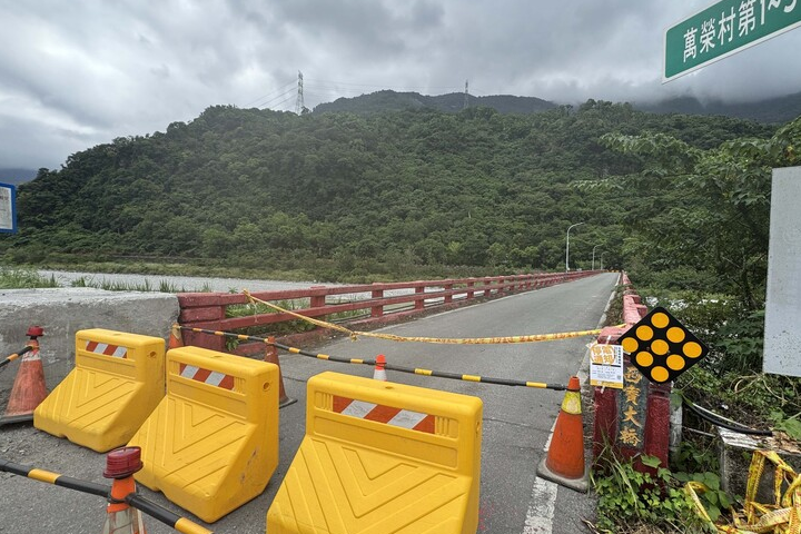 萬里溪堰塞湖水位又長高了　台鐵罕見預防性停駛 