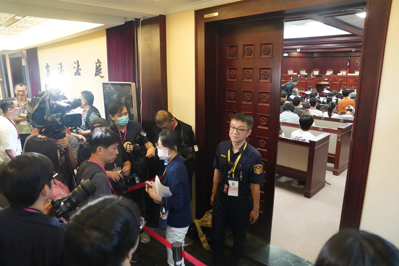 台灣目前有37名死刑犯尚未執行，他們主張死刑違反憲法平等權、生存權、平等原則等，聲請法規範憲法審查。憲法法庭訂23日上午10時起進行一整天言詞辯論，大批媒體在憲法法庭外等待開放拍攝1分鐘。 圖／中央社
