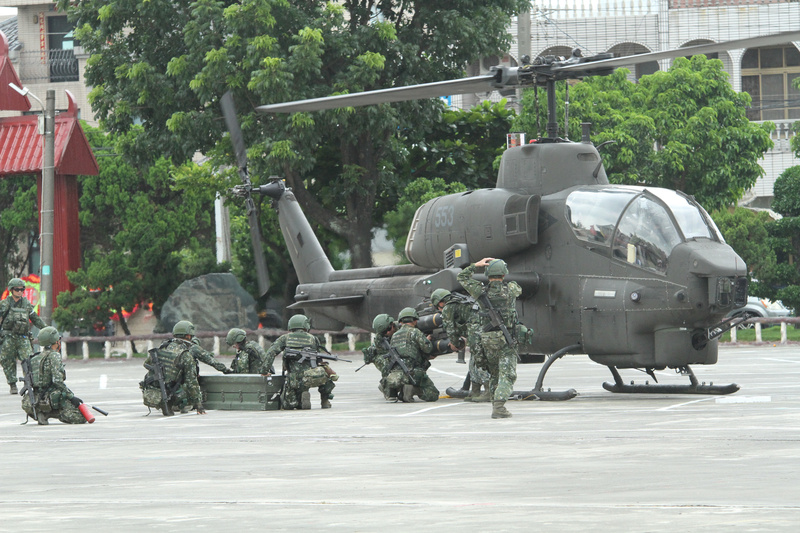 傳漢光演習有300美軍參與,日軍及北約成員也派員了解。圖為漢光演習23日在台南市麻豆海埔池王府前廣場進行陸航603旅油彈整補演練。 圖/中央社