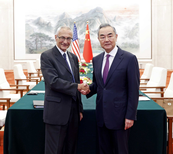 大陸外長王毅（右）昨（6日）會見離華的美總統氣候特使波德斯塔說，中美兩國應說話算話，不應言行不一。圖／取自中共外交部官網