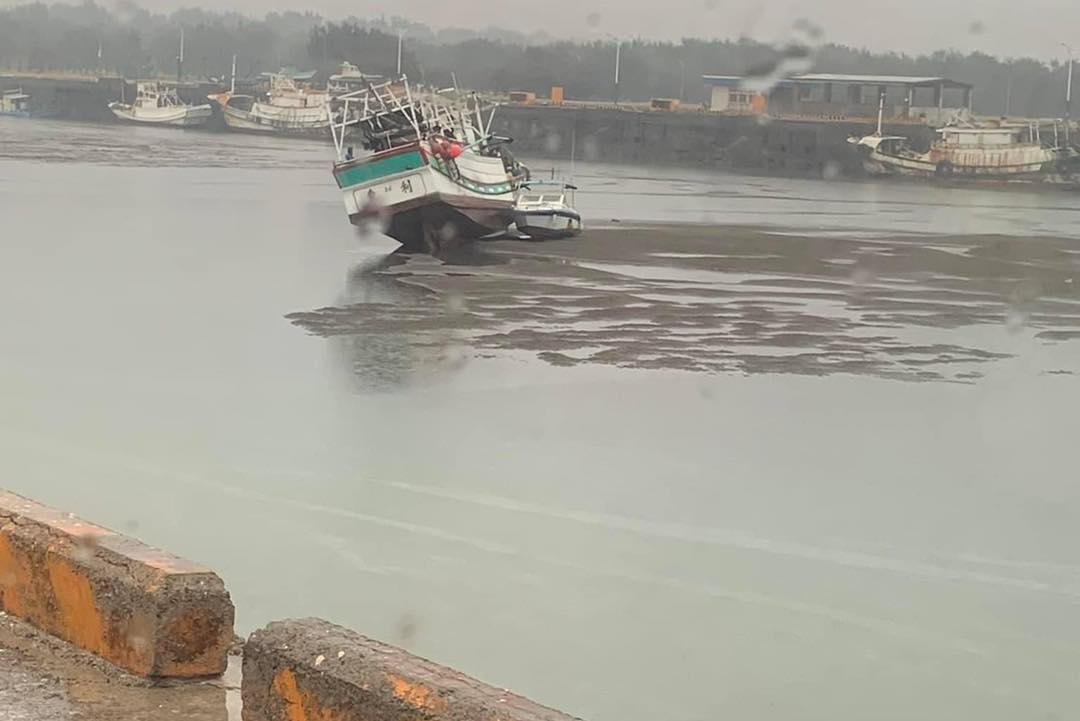 新竹漁港的淤積狀況在疏浚後未獲顯著改善，航行的船隻常在航道上擱淺。圖/取自鄭正鈐臉書