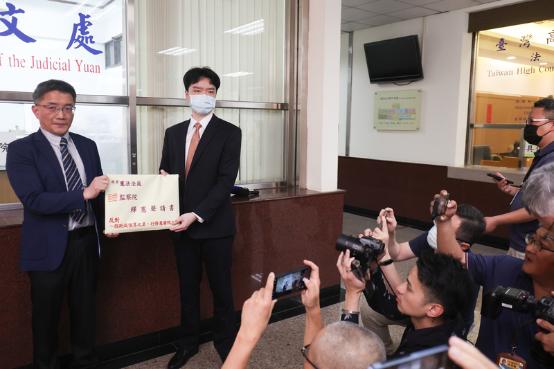 監察調查處長楊昌憲（左）與律師王首雁（左2）於24日，到憲法法庭遞狀聲請釋憲。圖/中央社