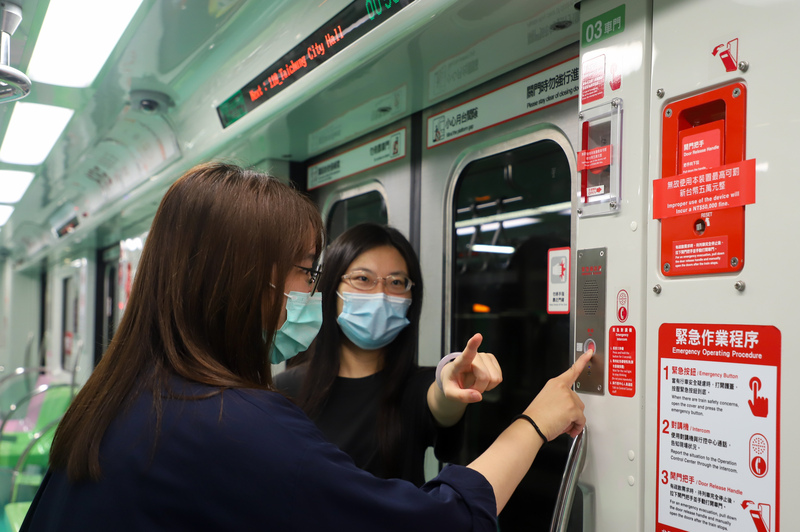 去年5月台中捷運發生興富發建案工程車吊臂掉落砸中車廂事件，造成1人死亡、10多人受傷，國家運輸安全調查委員會今天（20日）發布調查報告。圖為台中捷運公司15日模擬演練。圖/中央社
