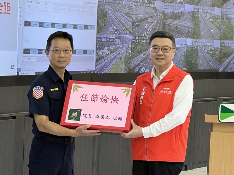 行政院長卓榮泰（右）7日赴立院施政報告前接受媒體聯訪，就國會職權修法政院提覆議等議題作說明。圖為卓揆8日前往高公局北區交控中心視察端午節連假國道疏運。圖／ 中央社