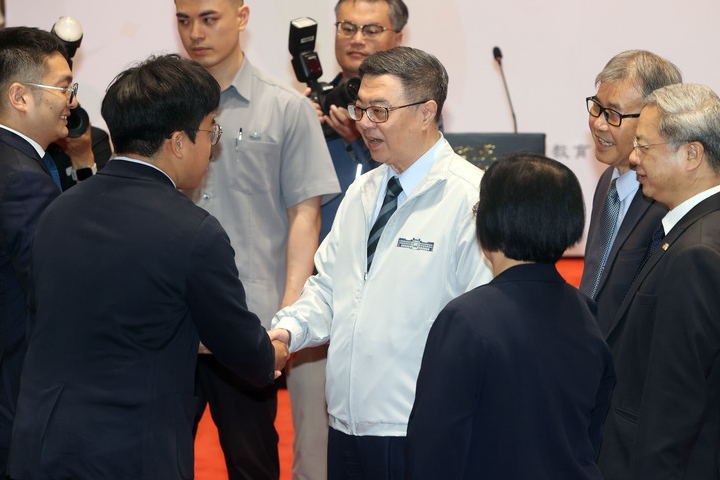 考試院會日前通過行政院人事總處會銜的《國家安全或重大利益公務人員特殊查核辦法》修正草案，首波實施對象為行政院長卓榮泰（圖），以及行政院副院長、秘書長、2位副秘書長。圖／行政院提供