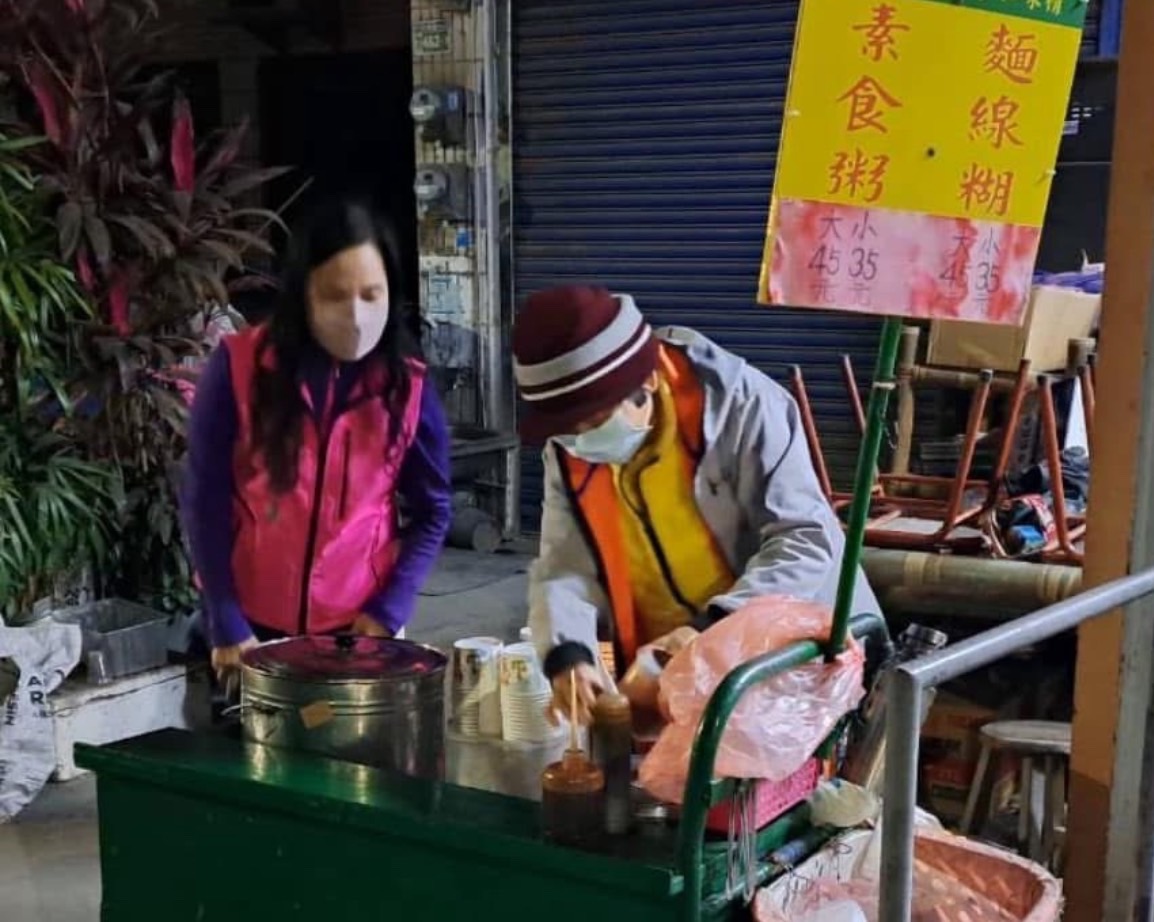 彰化鹹粥嬤為了籌錢赴大陸探監，而在寒流中獨自擺攤，引起外界關注。圖/取自賴清美臉書