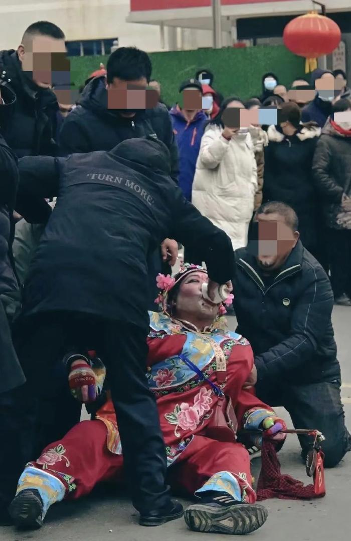網紅楊老二在表演時被觀眾灌酒，後疑飲酒過量死亡。圖/取自中新社