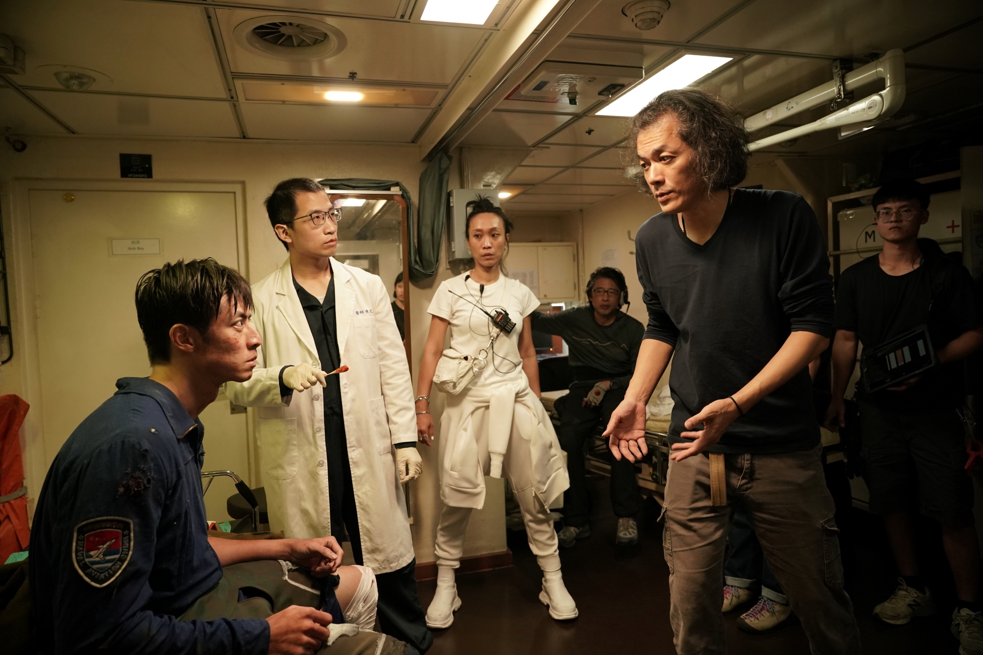 羅景壬導演（右一）首部戲劇作品攜手金獎編劇鄭心媚打造《零日攻擊》。圖/零日文創提供