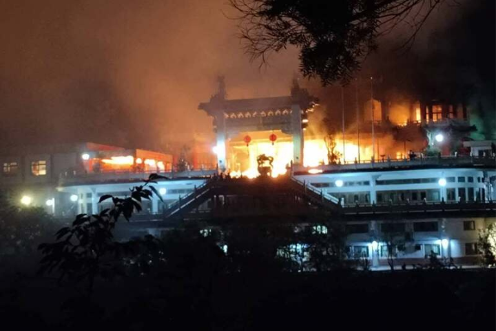 台北指南宮暗夜大火！60年凌霄寶殿遭焚毀　蔣萬安今早勘災