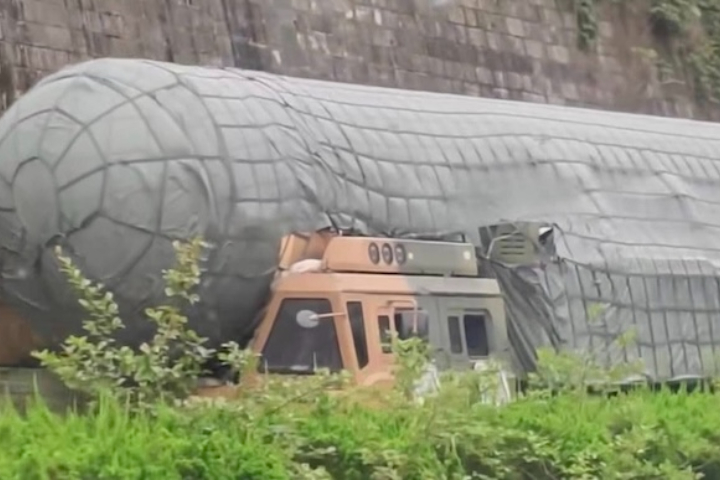 網上流傳共軍的東風41型戰略飛彈疑似用外罩偽裝成圓木，軍事專家張競直言，該外罩功能為氣候防護，與偽裝毫無關係。圖／取自張競臉書