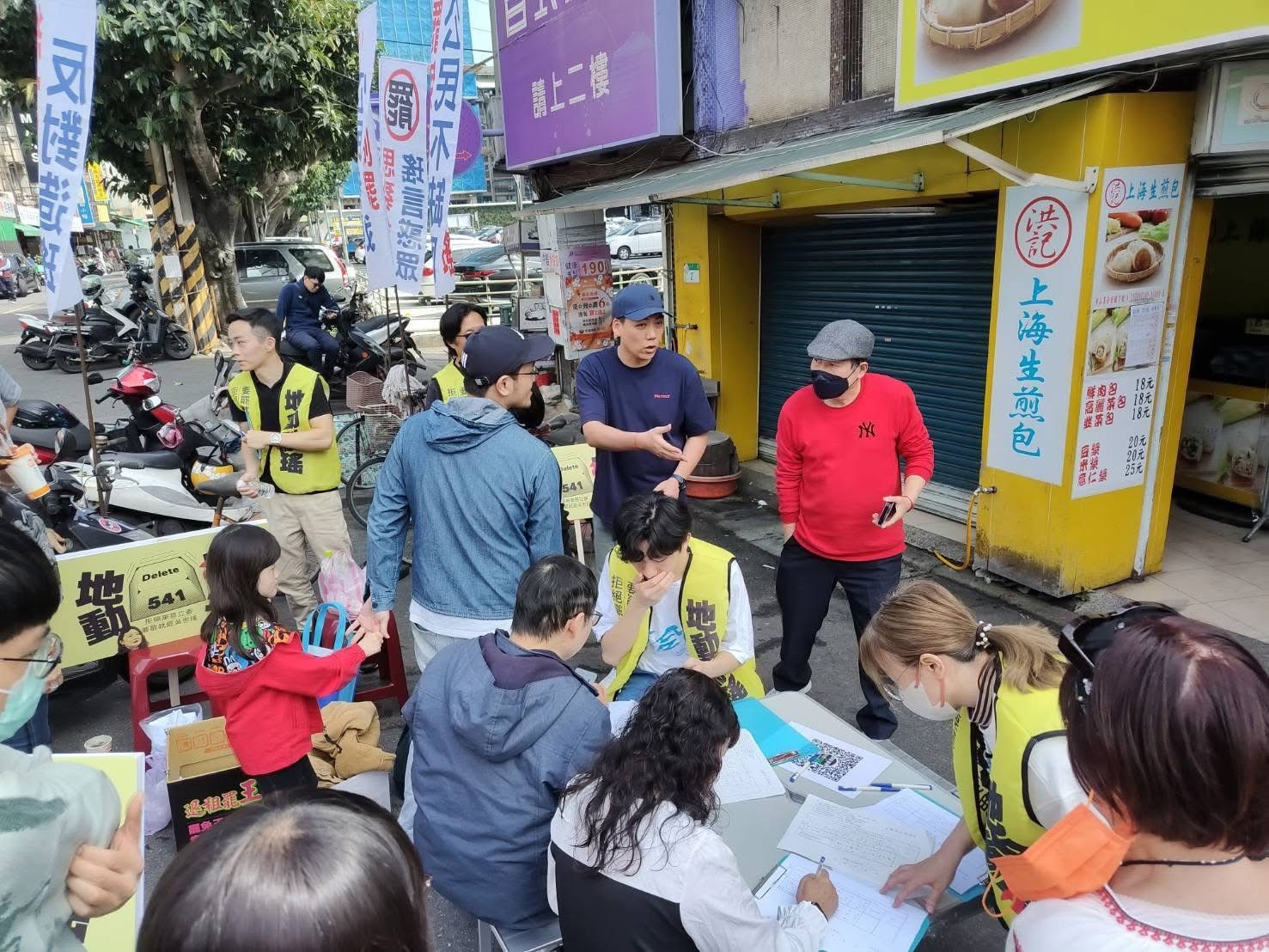 中選會公布，8位民進黨立委的罷免案進二階連署。圖／取自賴苡任臉書