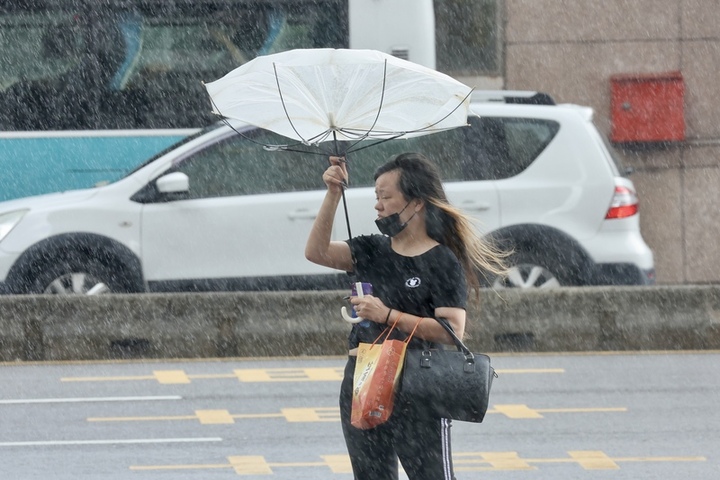 今起低氣壓減弱午後降雨趨緩　10縣市防36度高溫