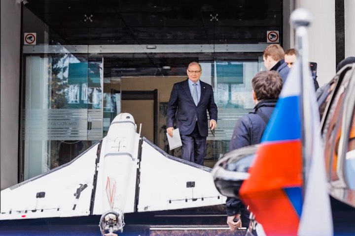 摩爾多瓦召見俄使奧澤洛夫時，還在外交部大樓外展示被擊落的俄製無人機。圖/翻攝自TV6 Moldova YouTube頻道