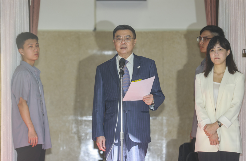行政院長卓榮泰卓榮泰22日赴立法院接受總質詢，會前他拿著筆記本對媒體表示，今年共有1584項凍結案，金額約1381億元，而解凍案在各部會狀況不同，很多機關無法達到解凍條件，所以無法送出，既然立法院這麼急，他已指示各部會一律送出，請立法院短時間內一律解凍。圖/中央社