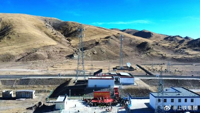 雁石坪站位於西藏那曲市安多縣雁石坪鎮，距離拉薩約300公里，是青藏線進藏的重要節點之一。圖/取自中國鐵路微博