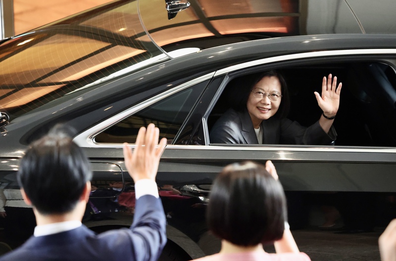 軍公教年改是前總統蔡英文任內重要政策，台灣民意基金會認為該政策一路獲社會主流民意力挺的軌跡相當清晰。圖為蔡英文（後）在今年總統就職典禮後坐上車子，揮手告別總統府。圖/中央社