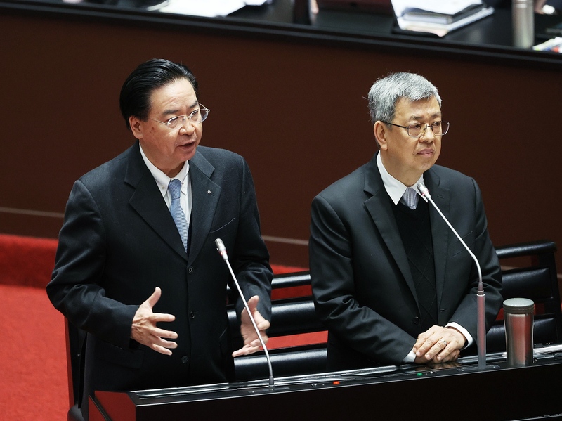 行政院長陳建仁（右）與外交部長吳釗燮在立法院接受質詢。圖／取自中央社