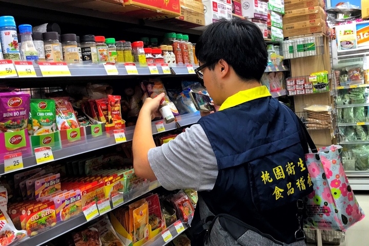 桃園衛生局人員前往店家稽查。圖/取自中央社