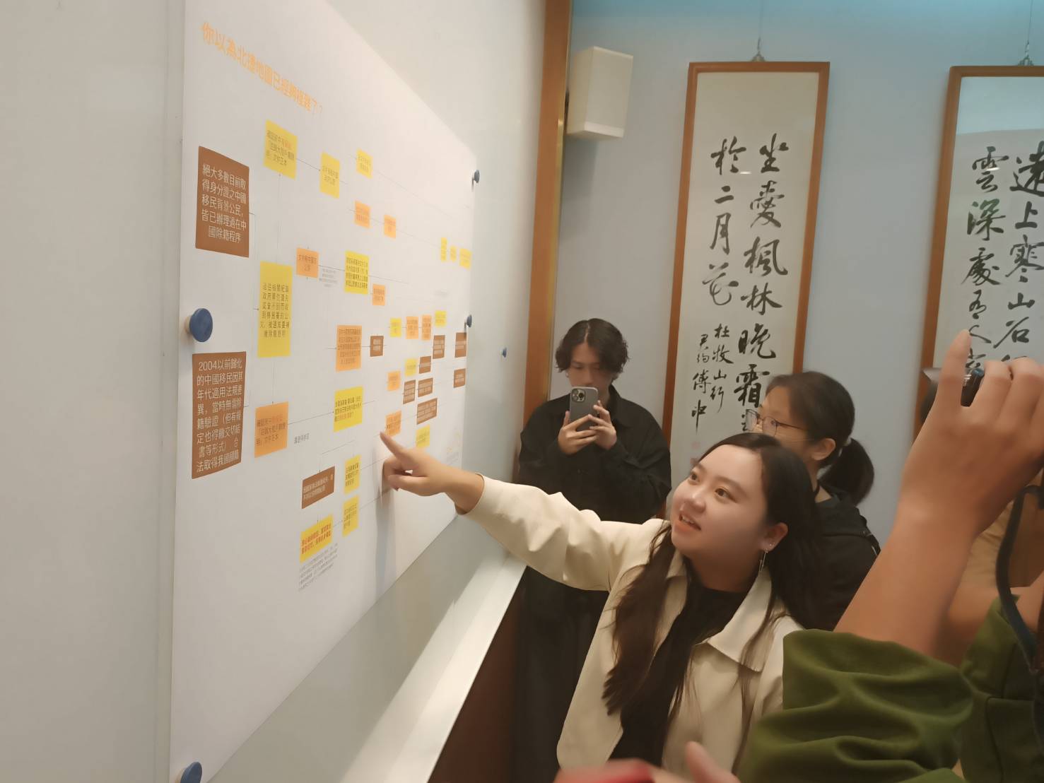 移青陣理事長劉千萍(前)14日表示，他們花了一周釐清整個陸配除籍補件的行政流程，很多人光是搞清楚狀況就花了一個半月，陸委會卻僅限期三個月就要補件完畢，實在荒謬。圖/記者簡立欣攝