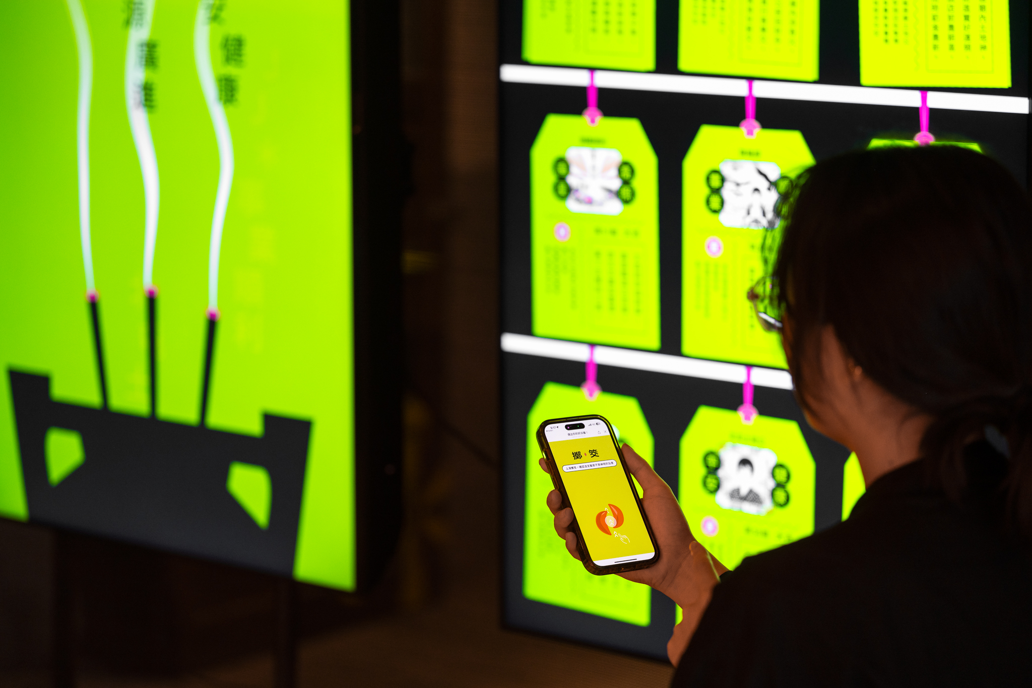 同心圓製作邀請「當若科技藝術 iF+」打造 AI 平安符，透過平安符的宜忌籤詩將會帶大家去到各派別的專屬區域，打造屬於你自己的「好派觀展路線」。圖/同心園提供