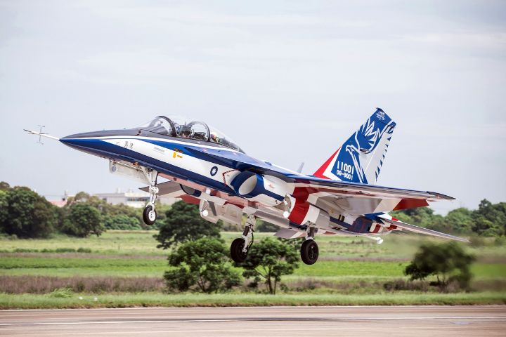 勇鷹高教機最後一架出廠試飛　1166號機完成高速試滑